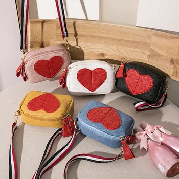 2022 Yeni kadın Çantası Eğlence Küçük Kare Çanta basit omuz çantası Messenger Çanta Fermuarlı Cep Telefonu Çantası Pu Kalp şeklinde Küçük Çanta